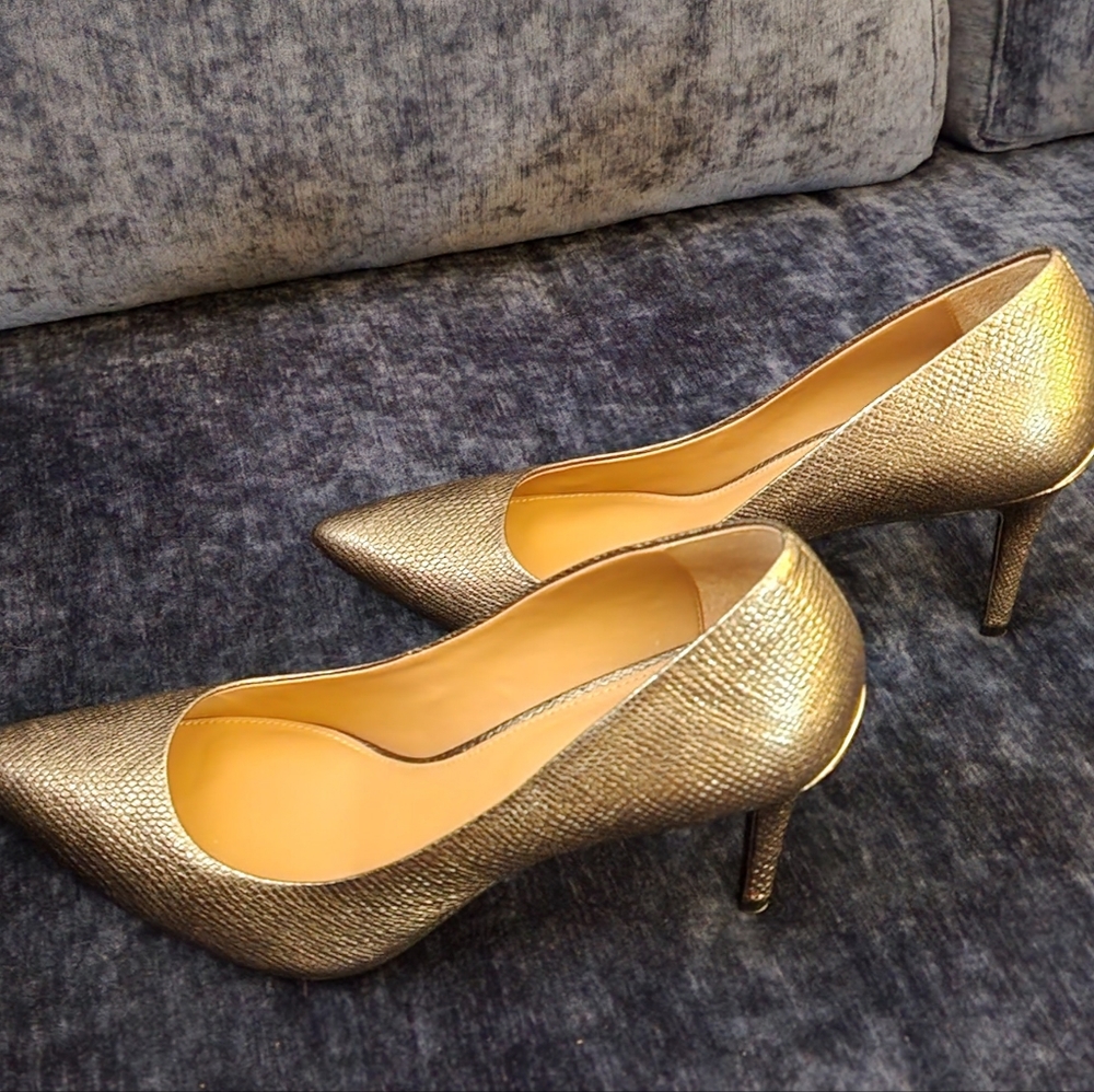 NWOT Calvin Klein Gayle Gold Pumps